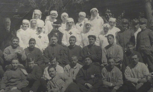 Nurses, staff and patients at the Infermeria Britannica (British Hospital) in Florence, Italy, 1916.