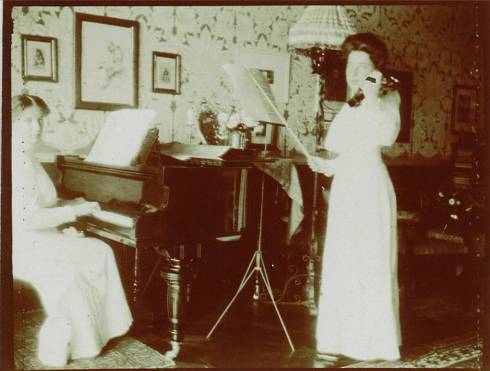 Teresa (left) and her sister Gioconda (right) in their home in Venice, early 1900s.